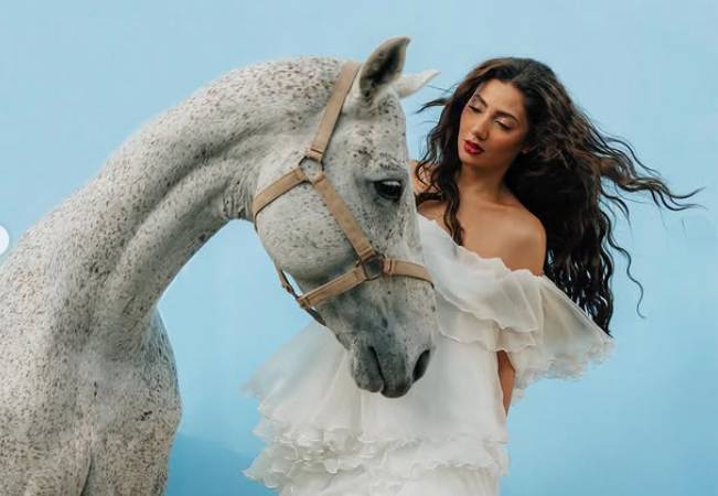 Mahira Khan horse photoshoot