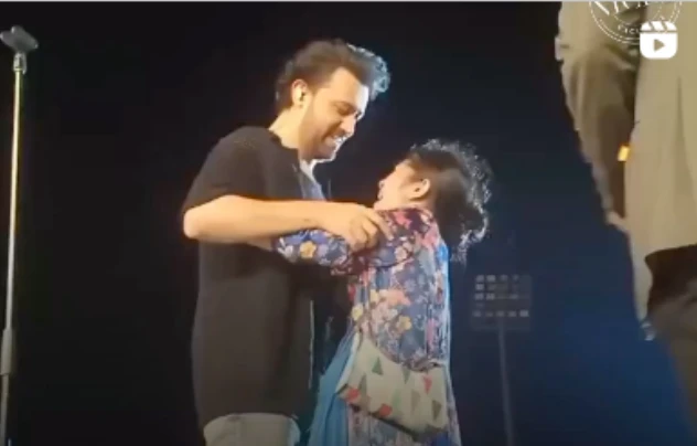 Fan steals spotlight at Atif Aslam’s live show